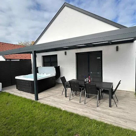 Waikiki House With Jacuzzi