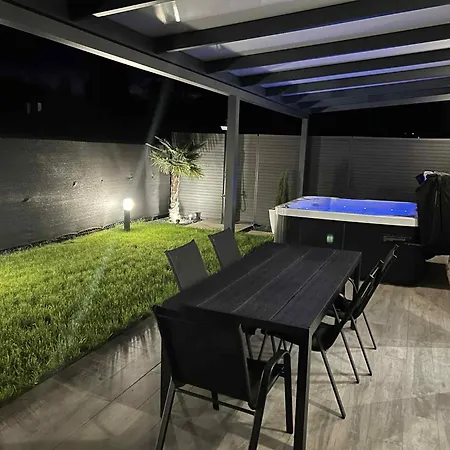 아파트 Waikiki House With Jacuzzi