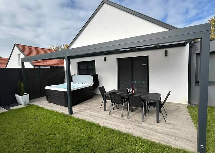 Waikiki House With Jacuzzi